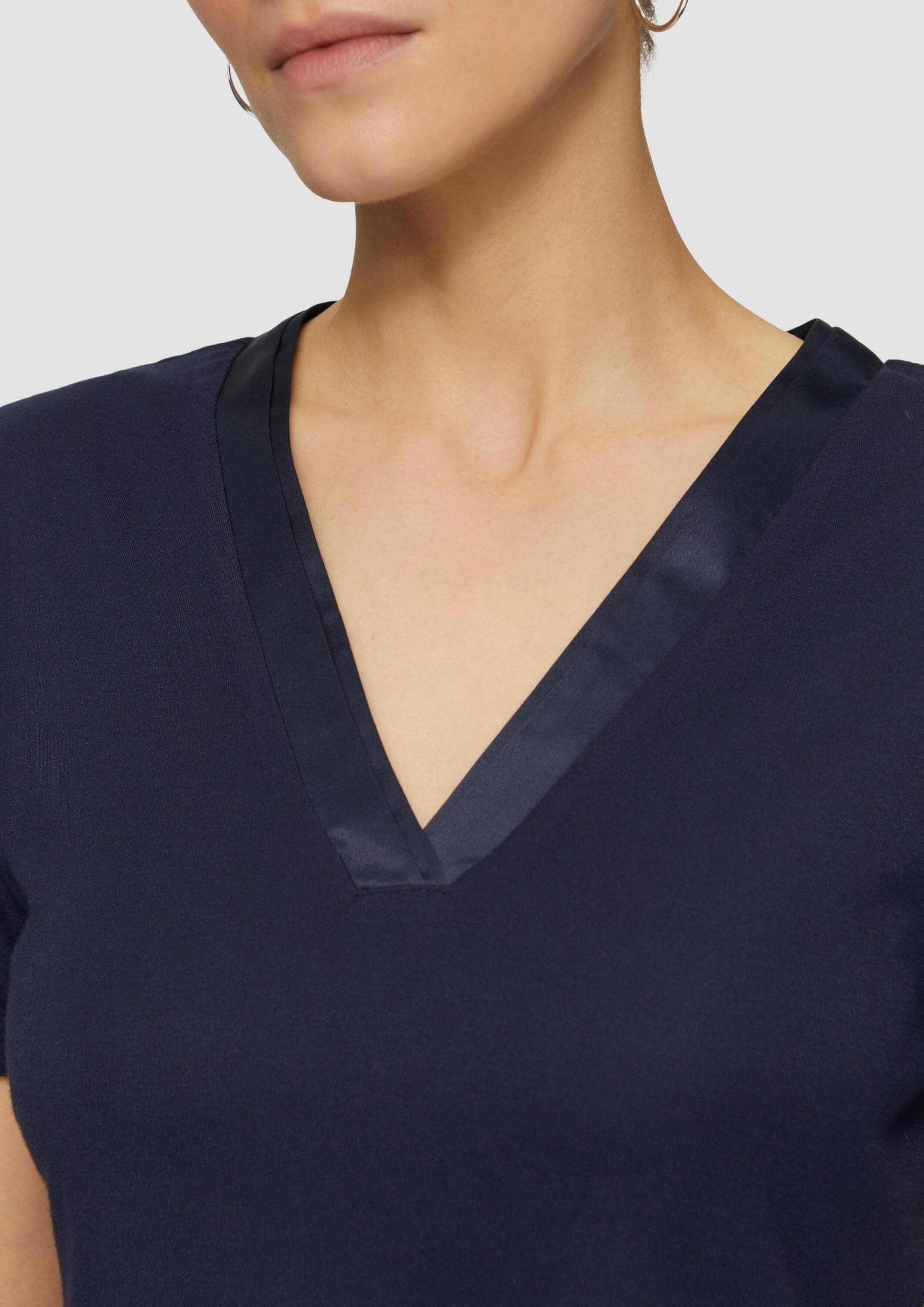 s.Oliver Black Label T-Shirt mit Satinausschnitt aus Viskose