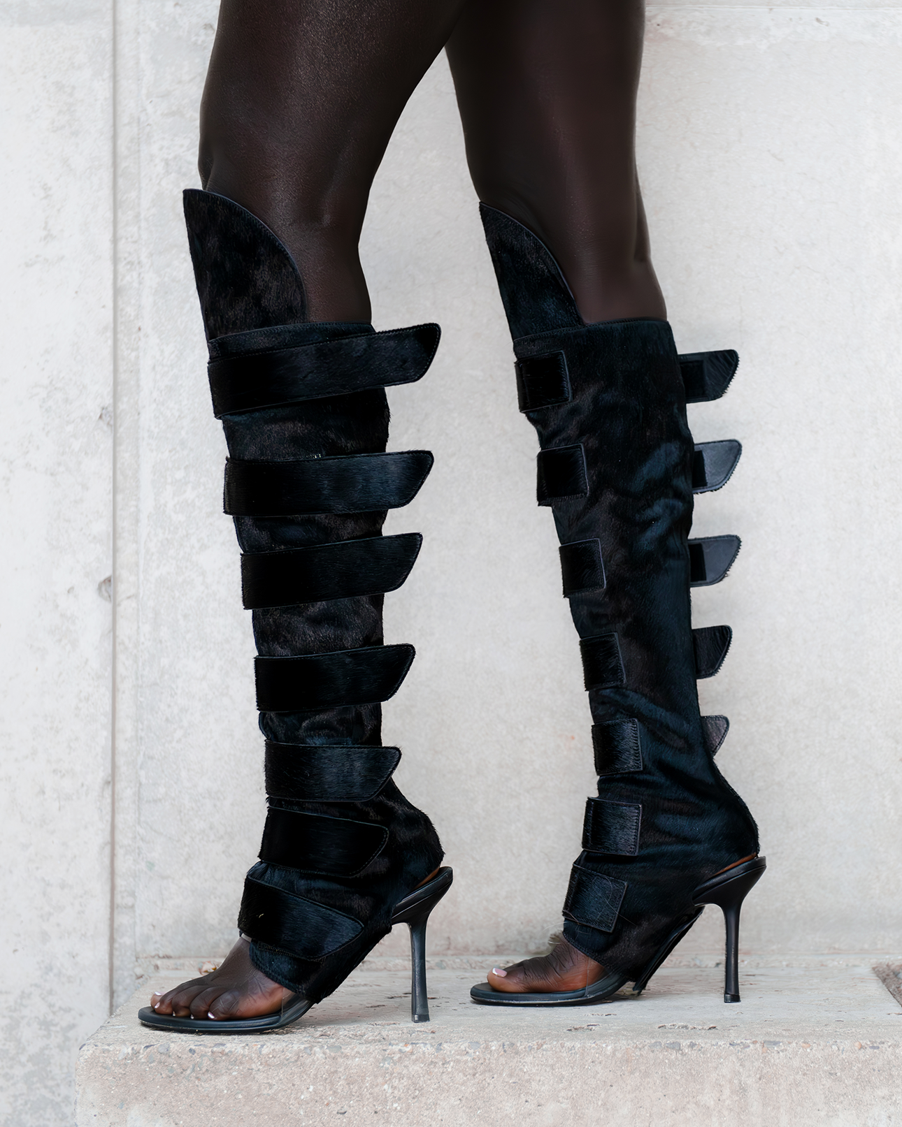 Mowalola Lola Strap Stiefel Cover 1 schwarz Pony