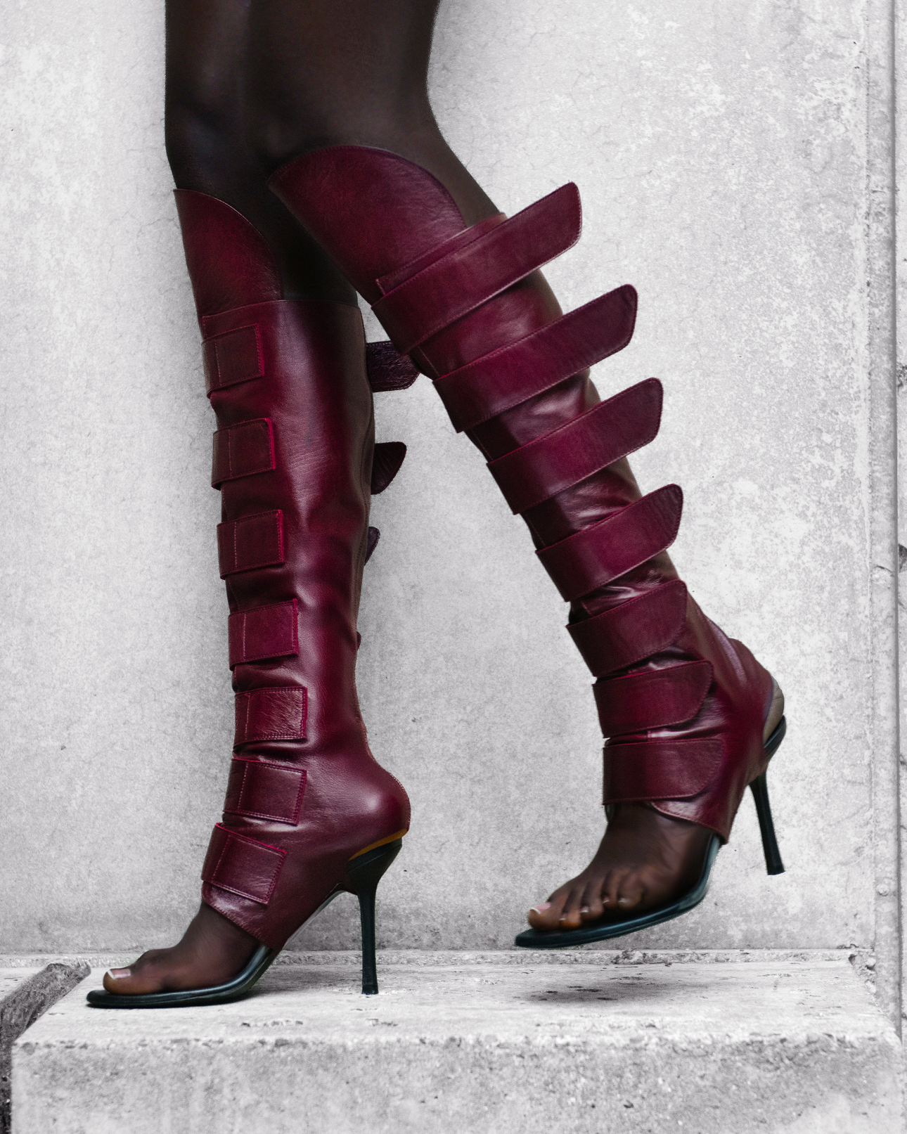 Mowalola Lola Strap Boots Stiefelcover bordeaux Vitello-Leder